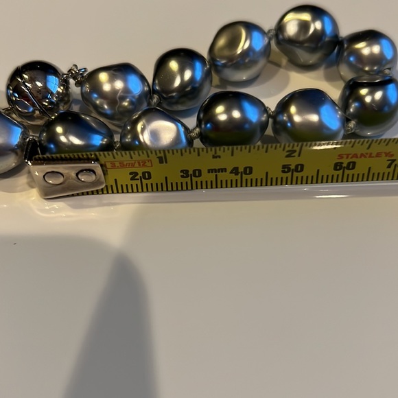Chunky silver gray faux Pearls, irregular shape magnetic closure - Picture 6 of 6